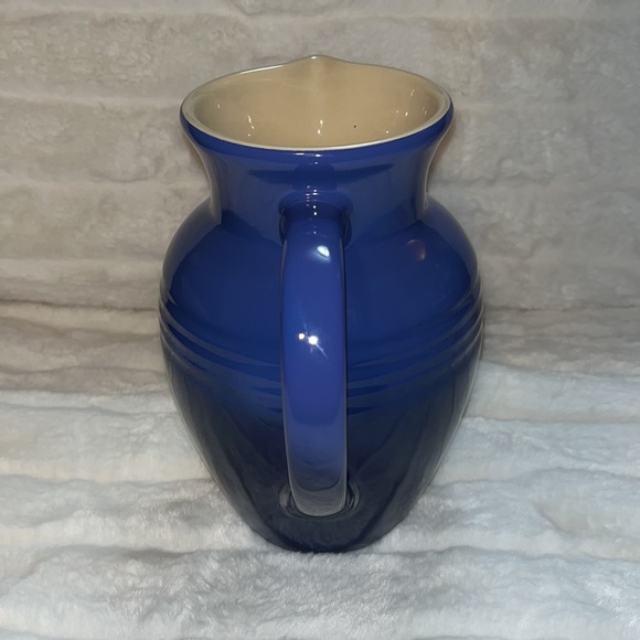 e Creuset 9” blue ombré pitcher - Picture 7 of 8